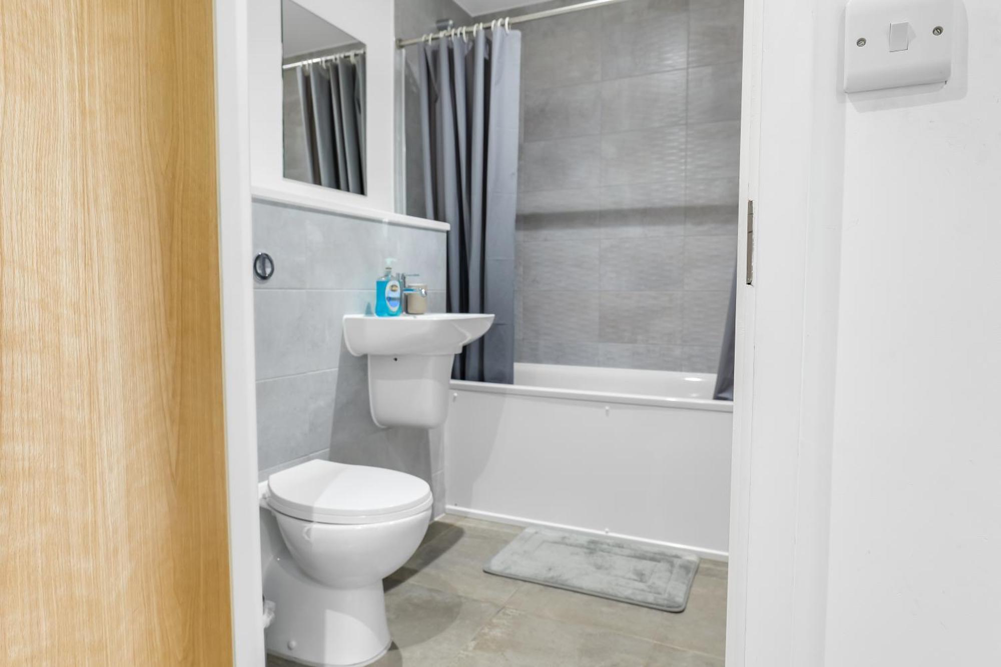 מנצ'סטר High Rise 2 Bedroom & 2 Bath Apartment With Parking, Balcony & Amazing View מראה חיצוני תמונה